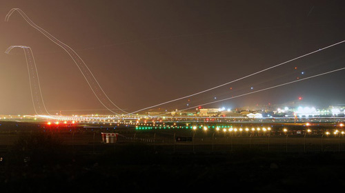 夜空に描く光の線は旅客機の軌跡 Degusooon