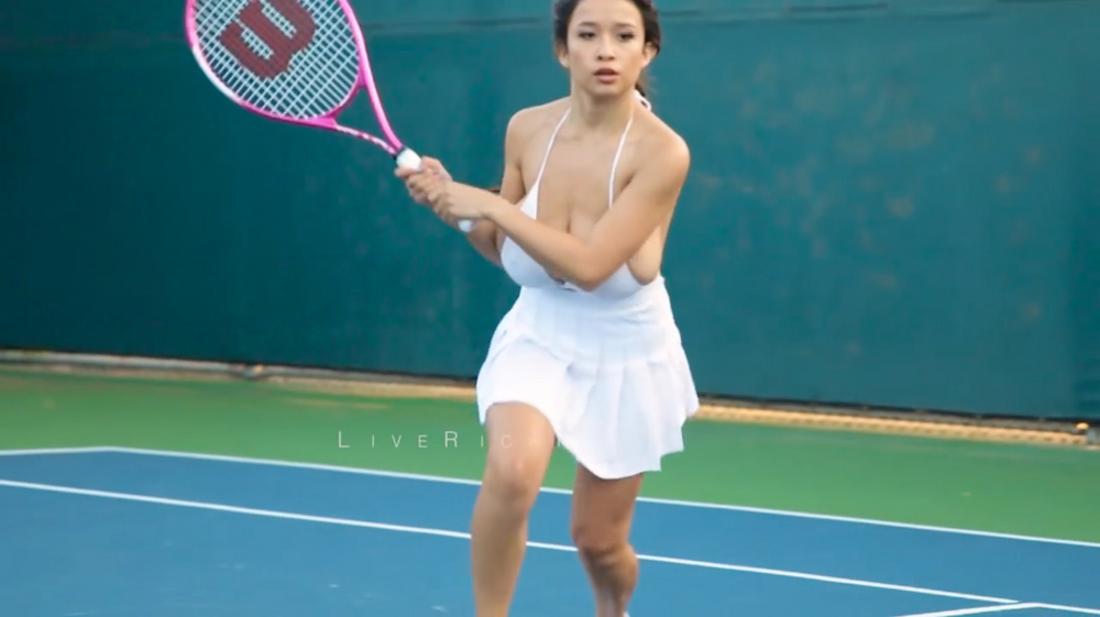 美人爆乳モデル『elizabeth Anne Pelayo』テニスの腕前はともかく、縦横無尽に爆乳をブルンブルン振り乱しタマを追いかける姿は圧巻！！ Stoneskipping